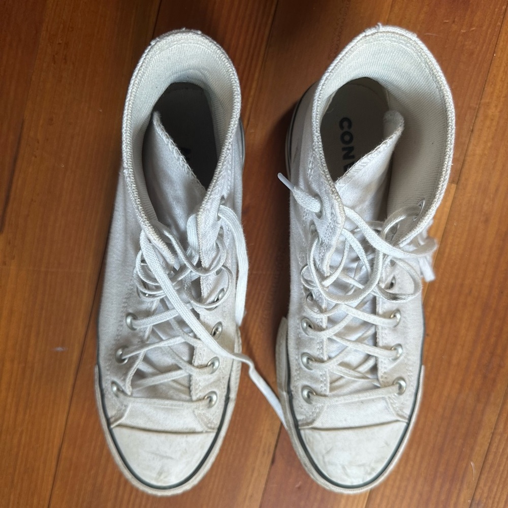 Converse Chuck Taylor All Stars. Women’s 8. White